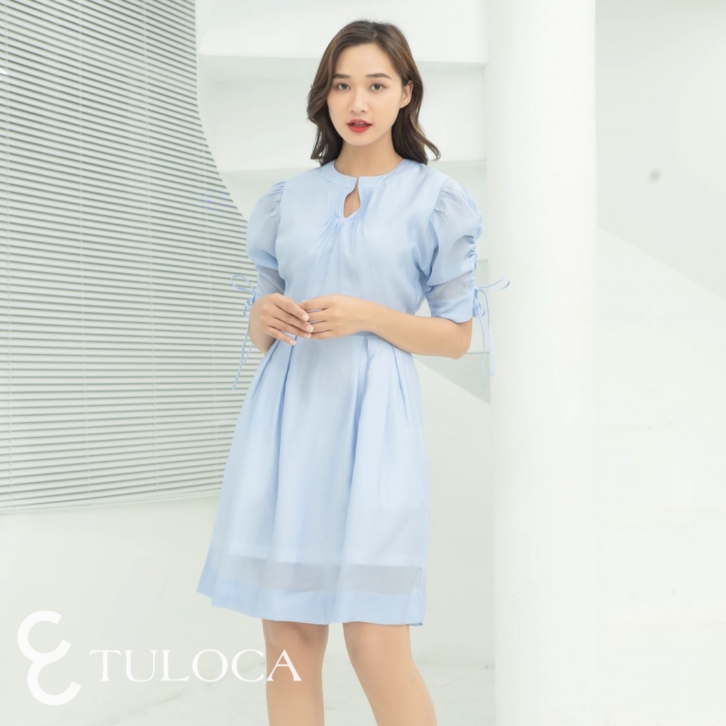 Đầm Công Sở Nhẹ Nhàng Tuloca Màu Xanh Cổ Trụ Xếp Li Tay Bồng Cột Nơ - Hàng Thiết Kế