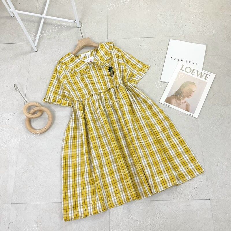 Váy kẻ thêu quả dứa cổ bẻ dáng babydoll fom rộng | BigBuy360 - bigbuy360.vn