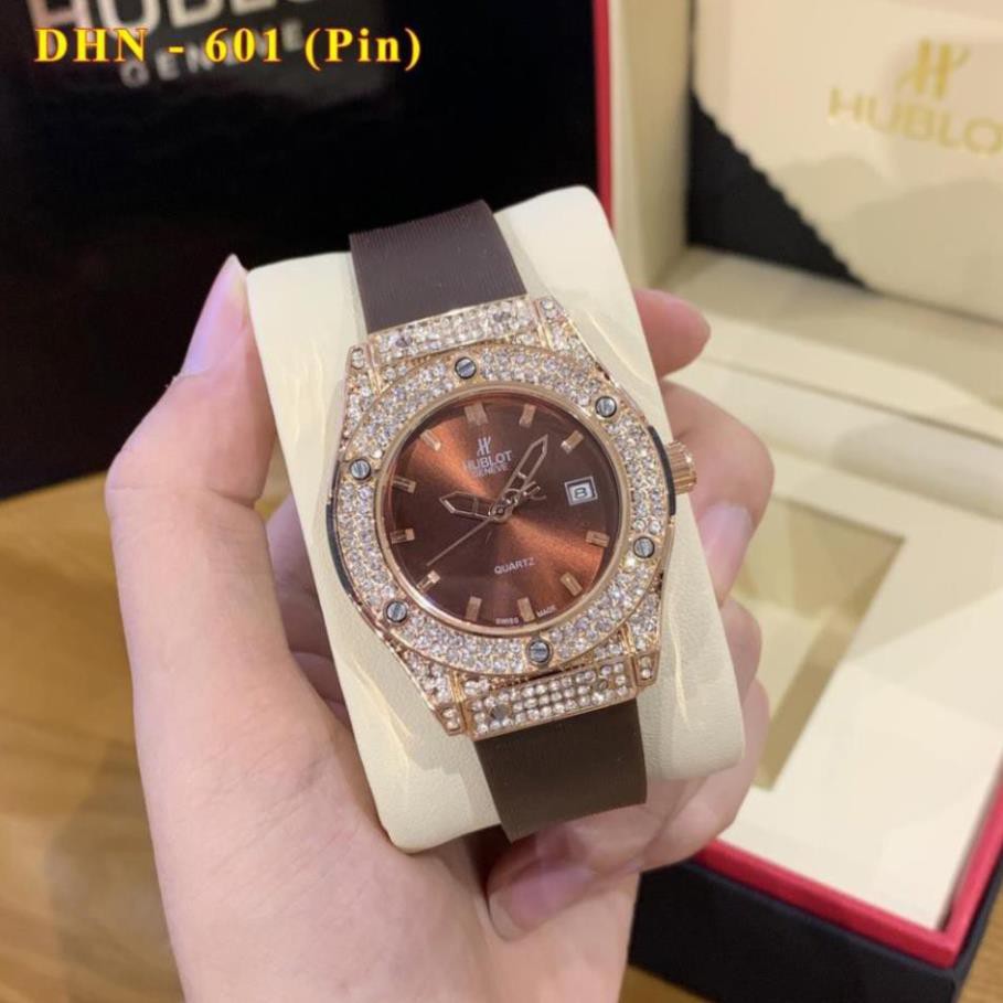 (Thẻ bảo hành 12 tháng) Đồng hồ nữ Hublot mặt tròn đính viền đá dây cao su thơm vani cao cấp | BigBuy360 - bigbuy360.vn