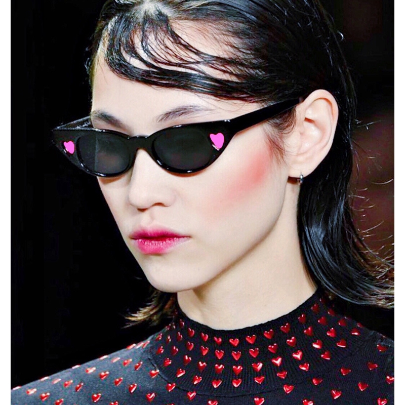 Kính mát thiết kế gọng in họa tiết trái tim nhỏ thời trang