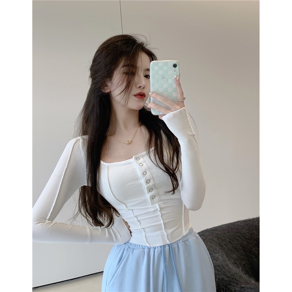 Áo croptop nữ ôm body cúc ngực tay dài De-Lys với chất liệu tăm hàn có gân nhẹ