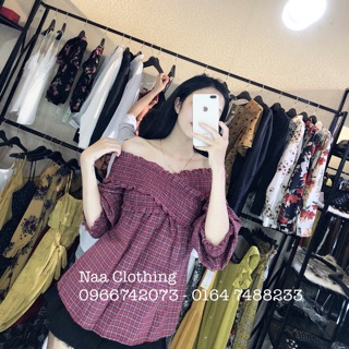 Áo trễ vai vàng kẻ