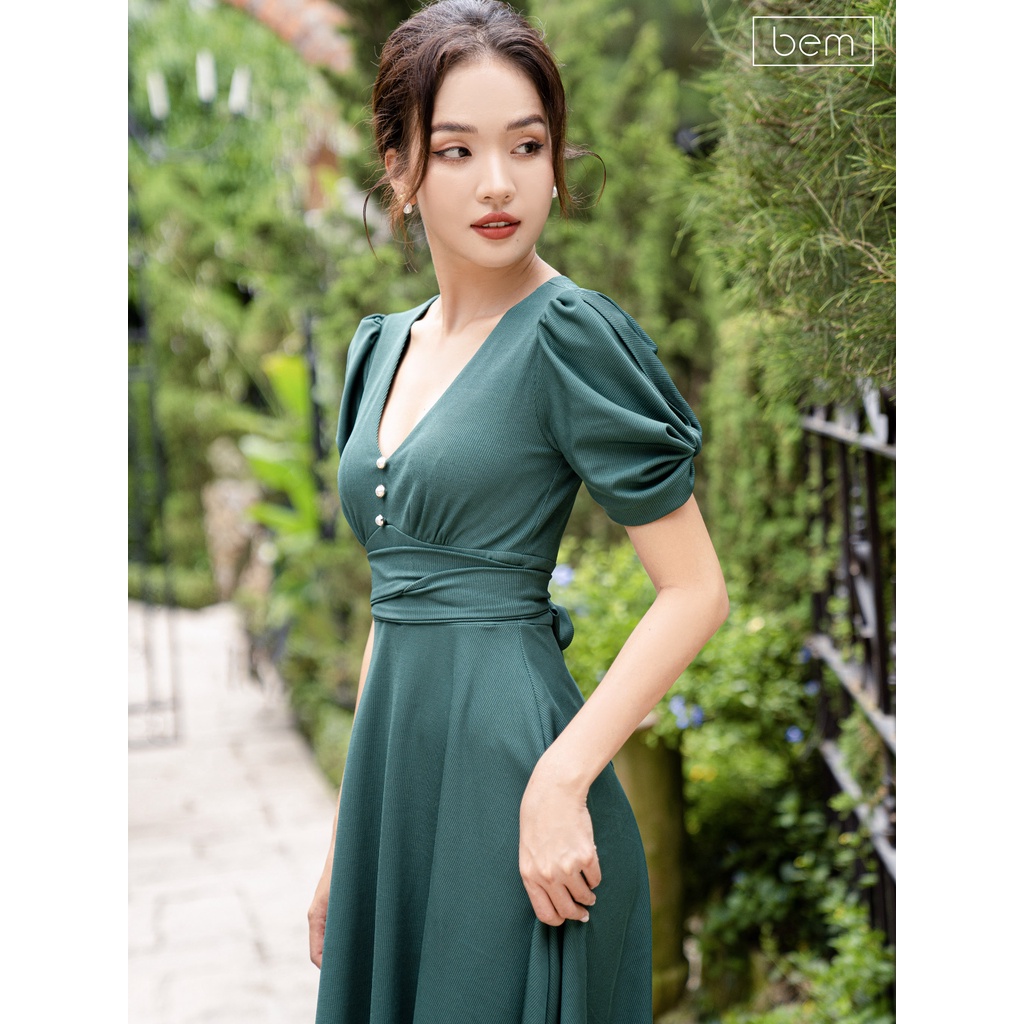 Đầm xanh lá cổ V, thắt nơ lưng Bem