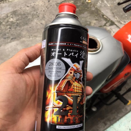 Sơn xịt SAMURAI Kurobushi - LÓT CHỐNG RỈ MÀU BẠC 2K06
