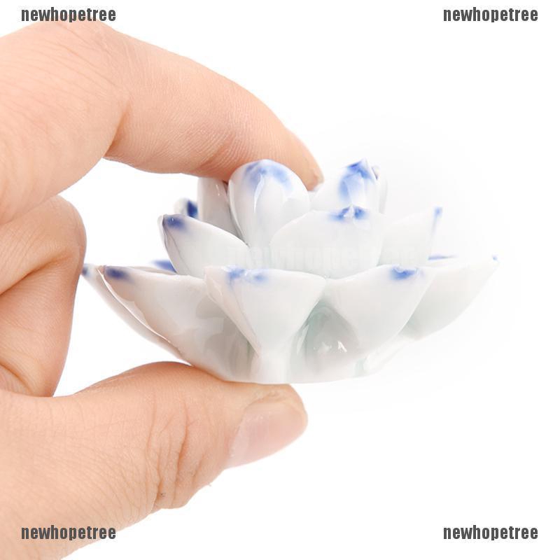 Đế lư hương thiết kế hình hoa sen bằng sứ độc đáo