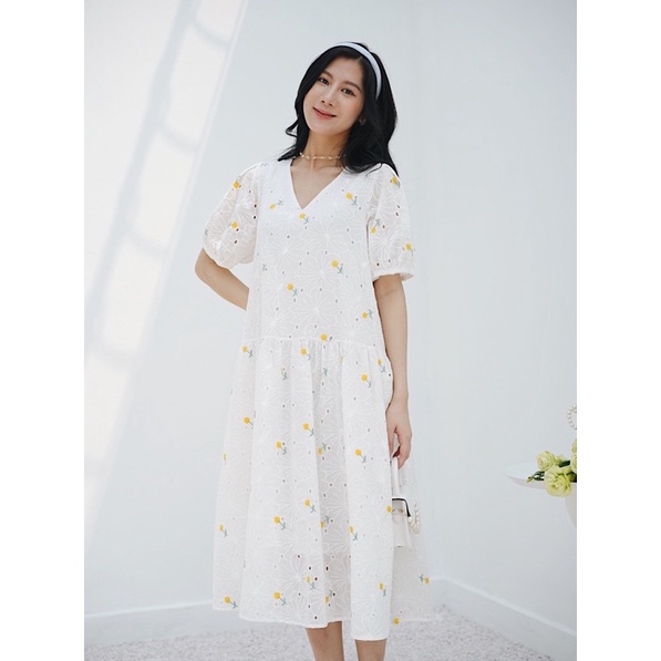 Đầm Ren Hoa Thêu Vải Boi Cổ Tim Dáng Suông Cực Kỳ Dễ Mặc