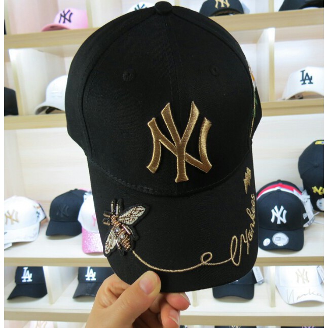 Mũ NY đính ong kim loại sỉ