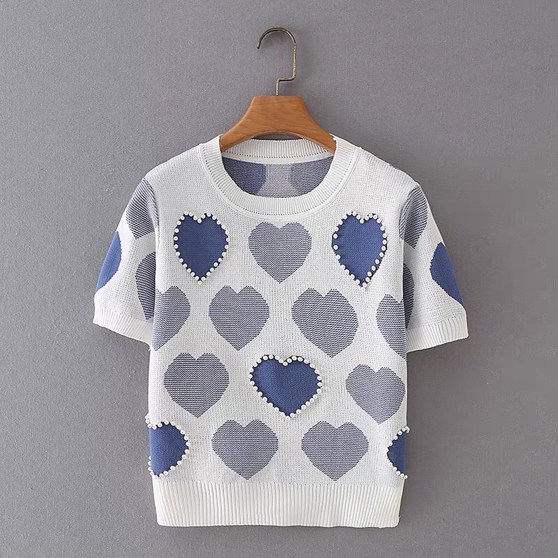 Áo len hình trái tim đính trai