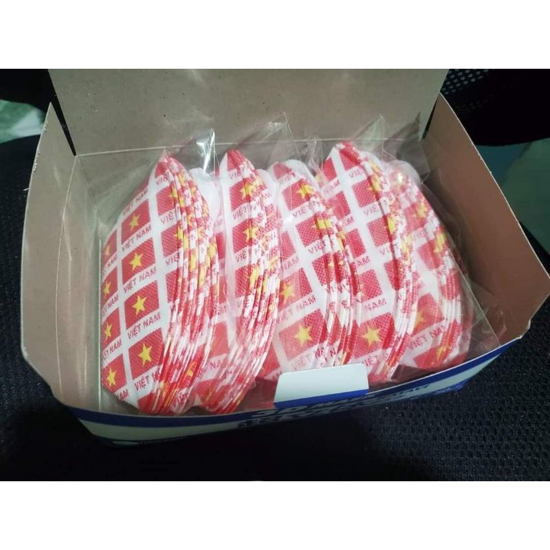 Hộp 50 chiếc khẩu trang y tế họa tiết cờ đỏ sao vàng Việt Nam