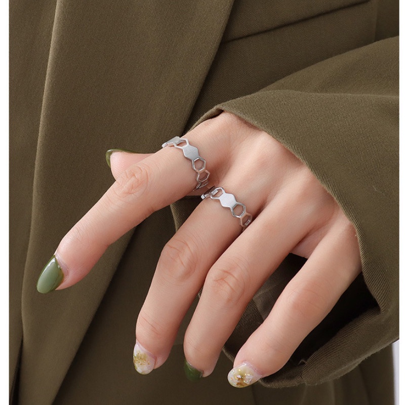 Nhẫn Tổ Ong Rỗng Titan Ko Đen TT 4267