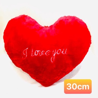 Gối hình trái tim đỏ.