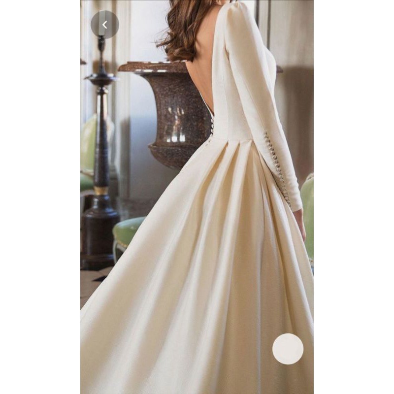 Váy cưới satin cô dâu tay dài hở lưng đính cúc bọc theo vải