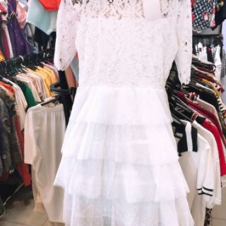 Váy ren trắng tầng