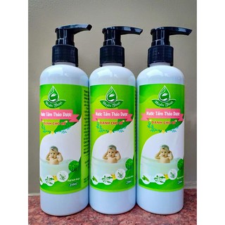 Nước tắm thảo dược cho bé