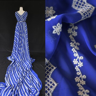 Vải chiffon cao cấp thêu hoa màu trắng nền xanh coban