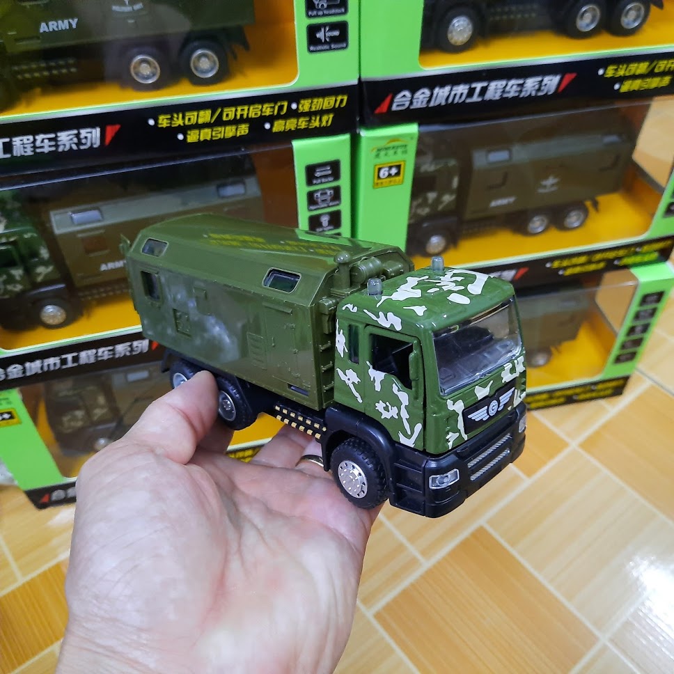 Xe mô hình ô tô quân đội 1:50 có đầu xe bằng sắt mở được cửa xe có âm thanh động cơ và đèn mở cửa