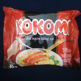 Kokomi dai ngon từng sợi mì Tôm chua cay