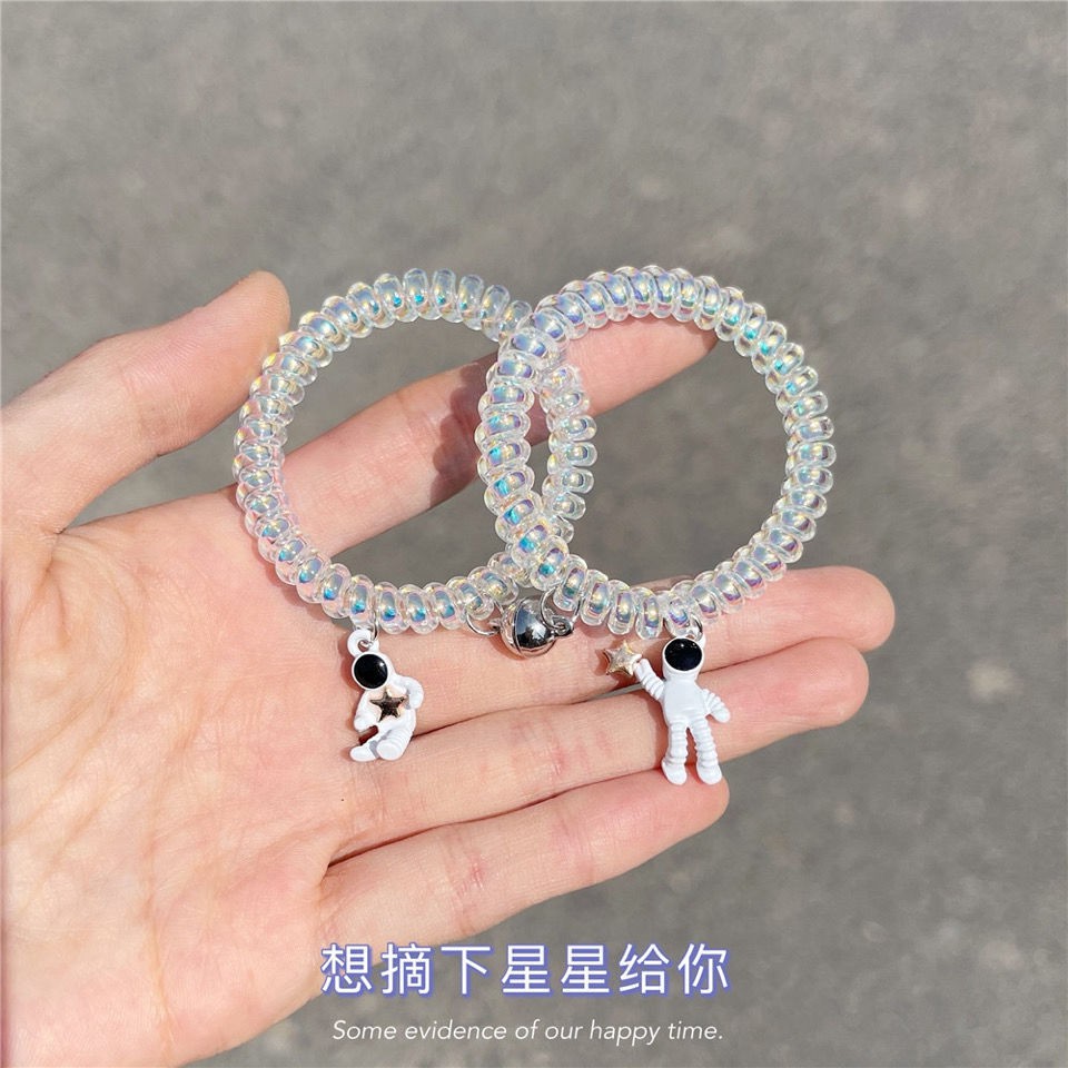 Vòng tay cặp đôi kiểu lò xo mặt đính hình phi hành gia dễ thương xinh xắn