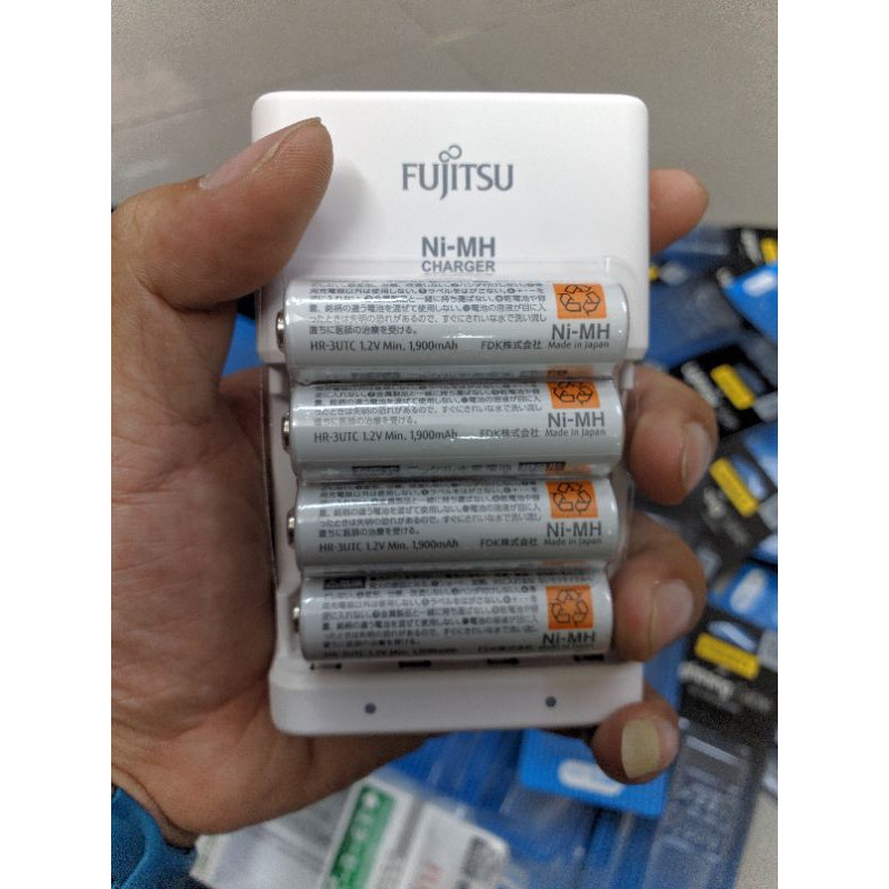 Bộ sạc AA Fujitsu kèm 4 pin AA 1900mAh Chính Hãng