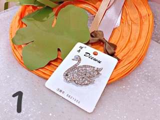 Cài áo tag áo đính đá lấp lánh