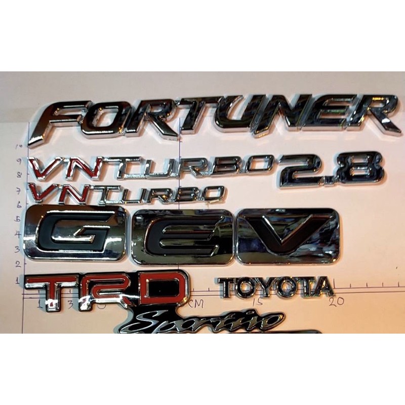 Logo phía sau ô tô Toyota Fortuner mỗi mảnh