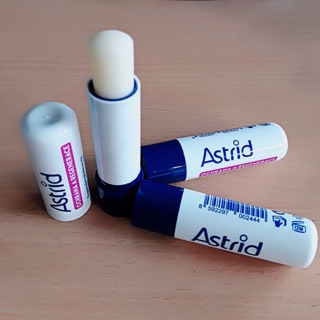 SON DƯỠNG TÁI TẠO VÀ BẢO VỆ MÔI ASTRID