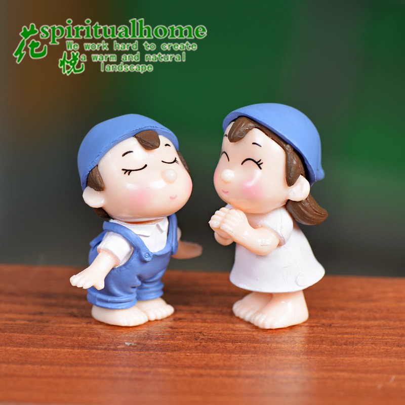 Phụ kiện cô cậu bé đứng hôn nhau, phụ kiện dùng trong trang trí mô hình, tiểu cảnh, trang trí chậu cây cảnh