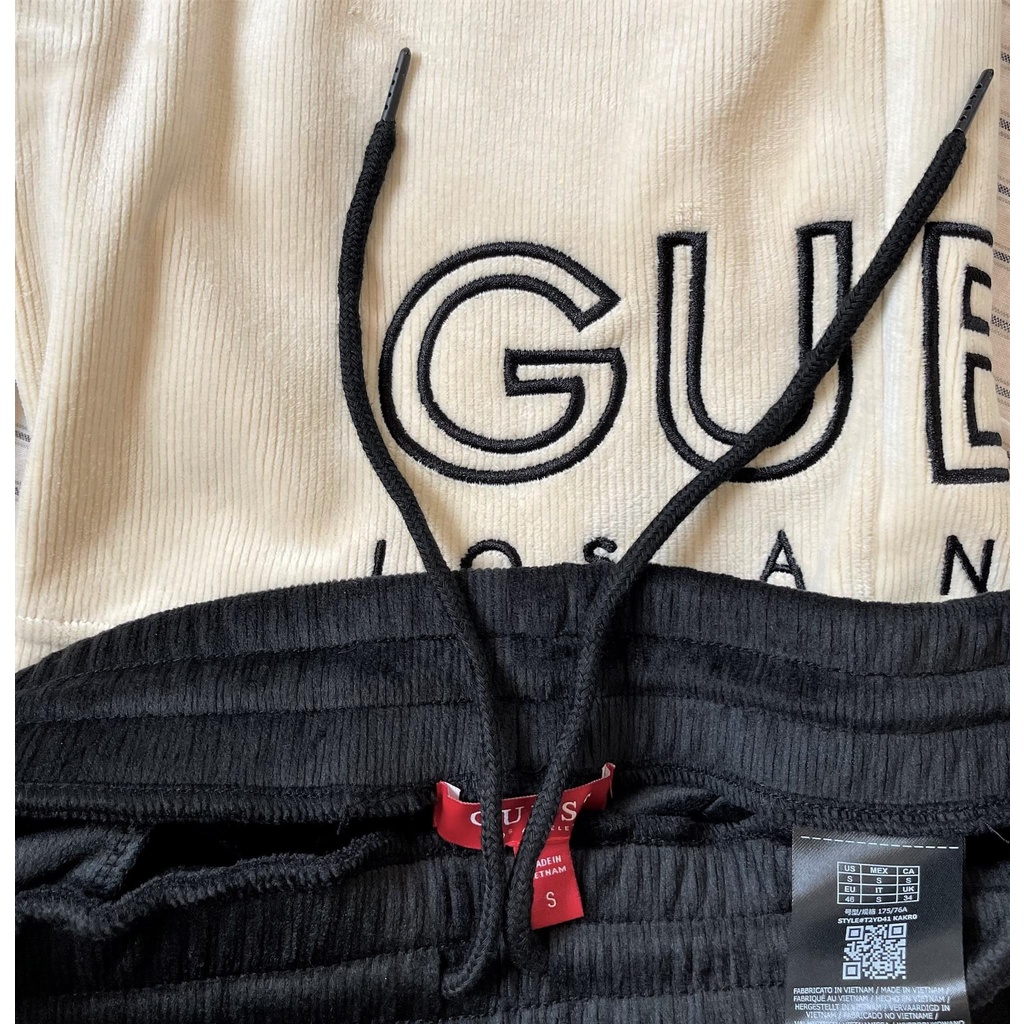 Quần GUESS men corduroy short dành cho Nam. Mẫu nóng hổi 2022. Lưng chun bảng lớn, dây rút tiện lợi. 2 túi 2 bên.