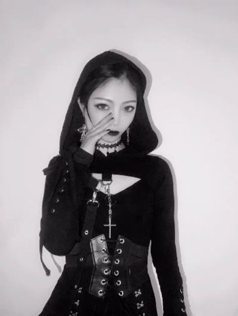 Set đầm đen ulzzang dài 2 dây xẻ tà móc thánh giá kim loại + áo croptop chùm đầu cá tính độc chất lạ
