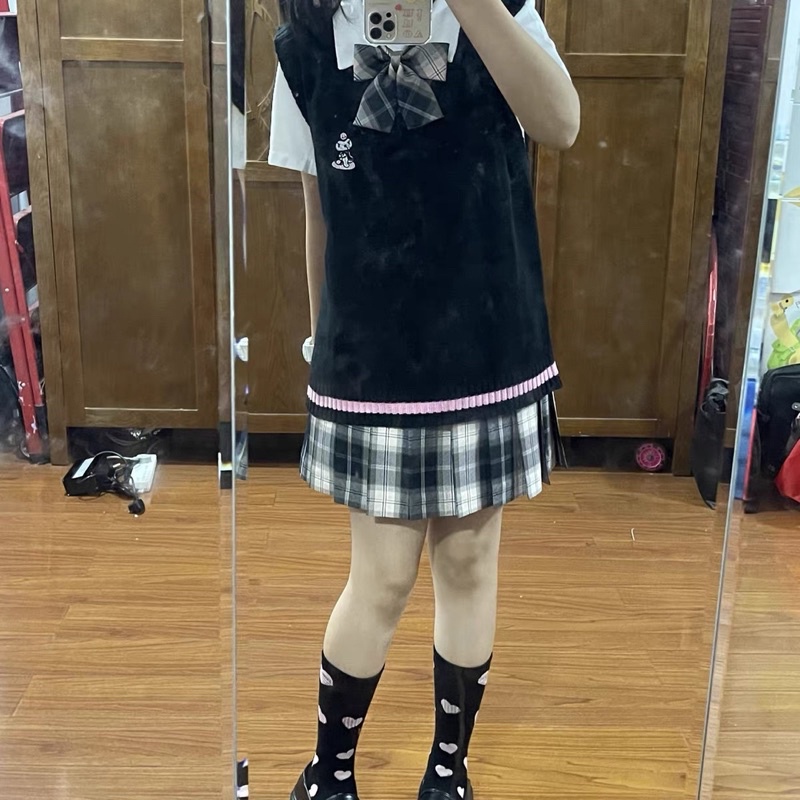 Áo gile 3 màu thêu hình sanrio