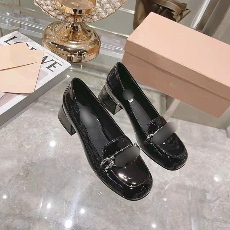 Giày búp bê nữ mũi vuông miu miu gót vuông cao 5p, giày cao gót nữ bít mũi tag khóa xích phối chữ da bóng sang chảnh [77