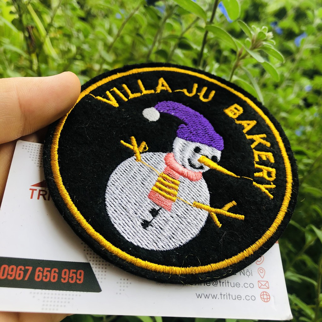 Đặt đế lót cốc vải nỉ có sẵn in ấn logo theo yêu cầu của khách hàng.