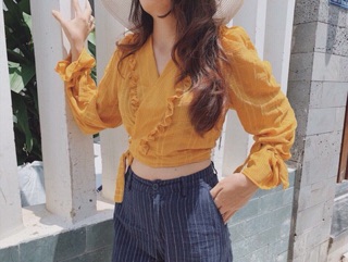 Áo trắng croptop cột eo dài tay
