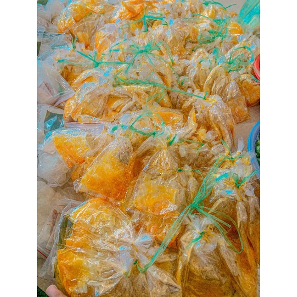 Bánh tráng xâu dầu muối vàng tuổi thơ .