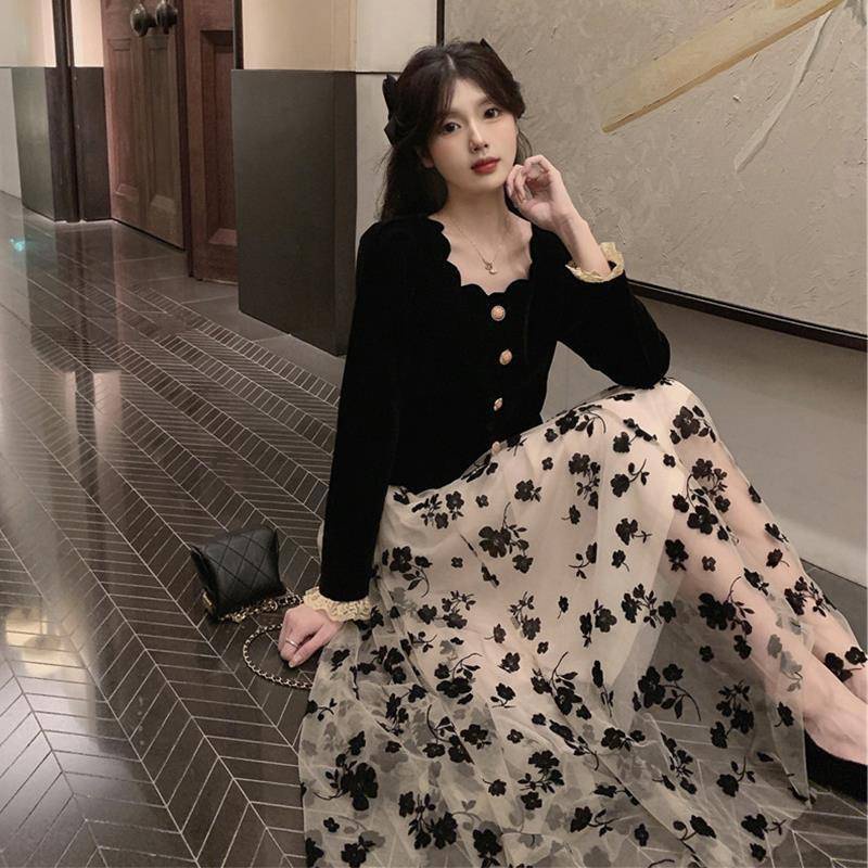 Áo kiểu nhung cổ vuông tay dài + chân váy lưới hoa màu đen thời trang nữ tính 2020