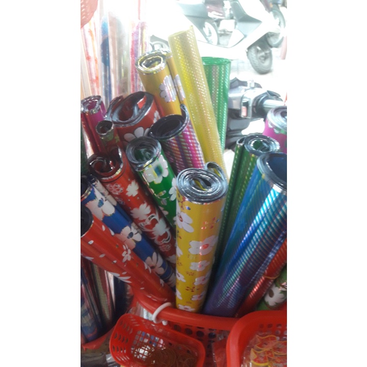 Giấy kiếng gói quà nhiều màu khổ 70 x 100cm xấp 100 tờ