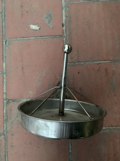 Máng đổ cám cho lợn gà ăn
