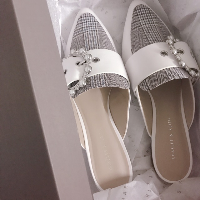 Dép sục charles and keith