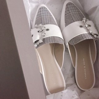 Dép sục charles and keith