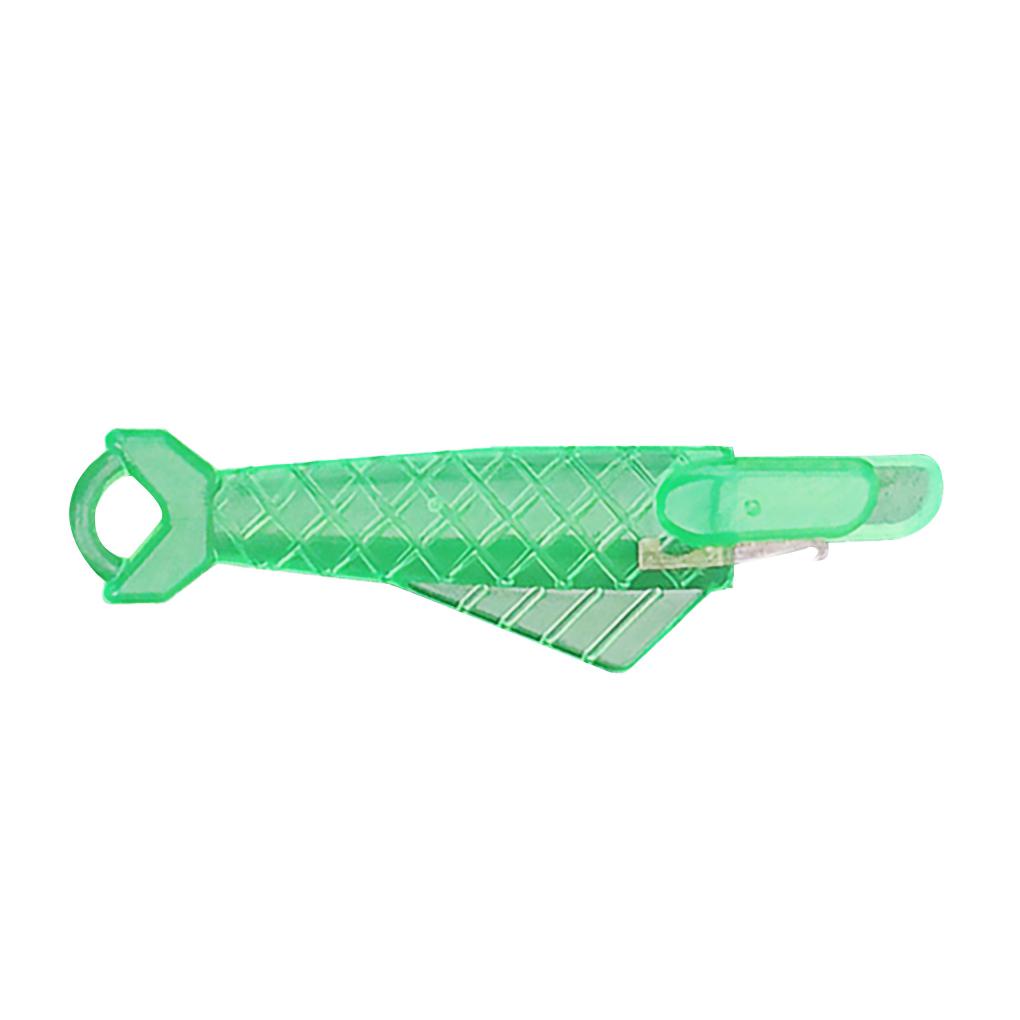 Dụng Cụ Xỏ Chỉ Bằng Nhựa Hình Con Cá