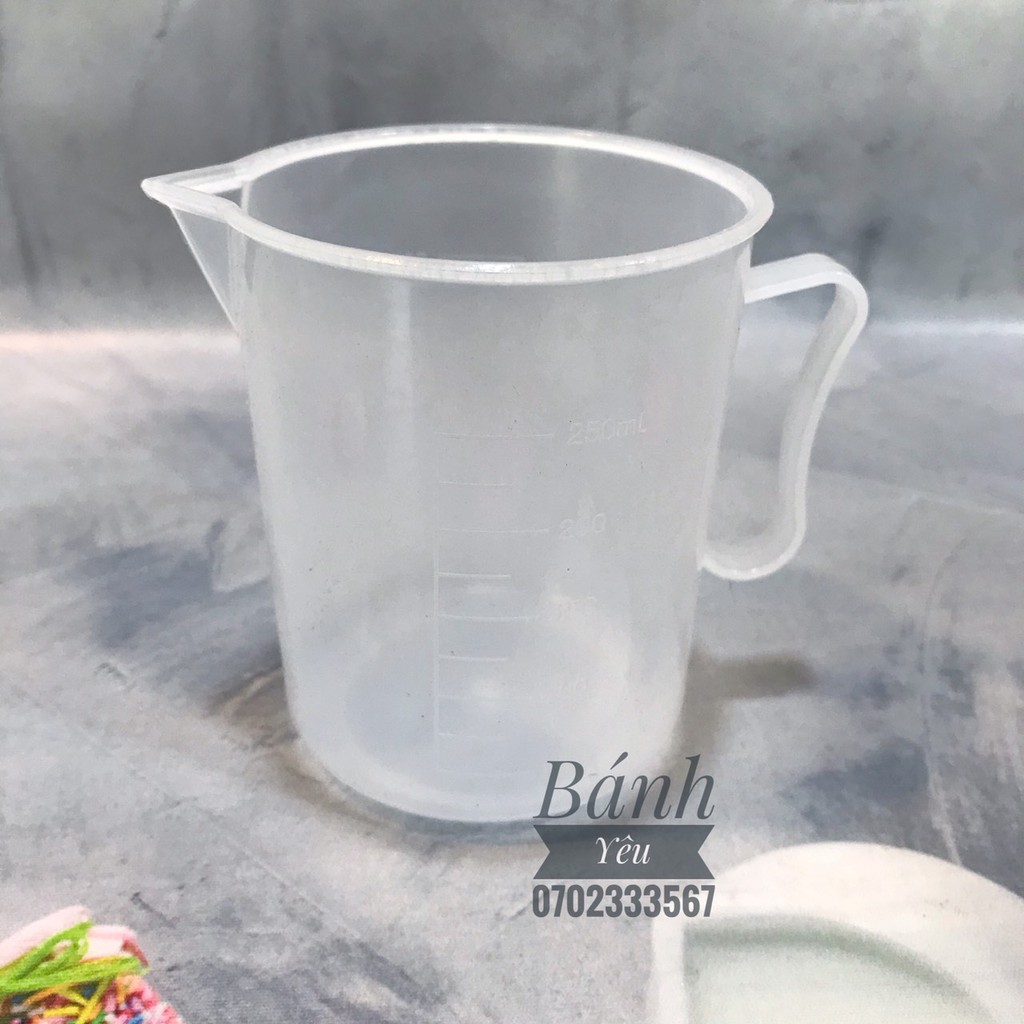 Ca nhựa đong lường nước