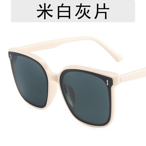 Kính mát gọng vuông cho cả nam và nữ