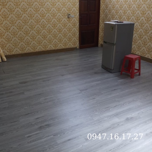 Miếng dán nền nhà giả gỗ keo sẵn tự dính mã 20 màu xám ghi hàng loại 1 chống trơn trượt bề mặt phủ bóng chống xước