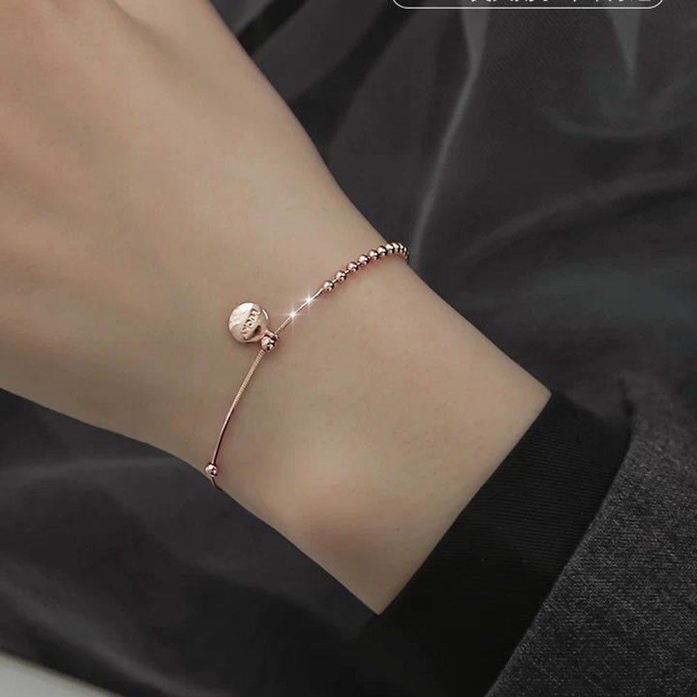 Vòng tay chuỗi hạt mặt kim loại khắc chữ Lucky dành cho nữ