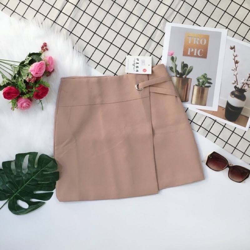 Chân váy form vạt chéo xếp ly
