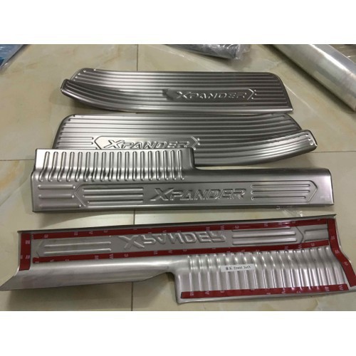 Nẹp bước chân, ốp bậc cửa xe Mitsu Xpander 2018 2019 2020 2021 2022 2023  mẫu INOX