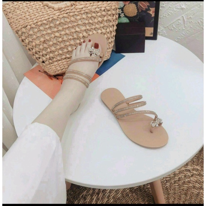 Dép nữ xỏ ngón đính đá lên chân cực sang,đế tẩy sêu bền đủ hình phù hợp mọi lứa tuổi