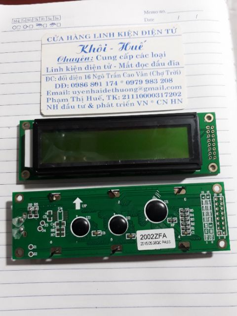 Một Màn hình LCD 2002 có 2 màu xanh lá hoặc xanh dương.