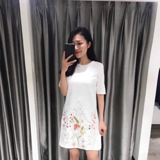 Váy gấm thêu hoa