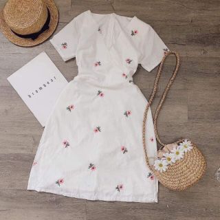 💥Ảnh thật💥Đầm trắng thêu hoa đắp chéo